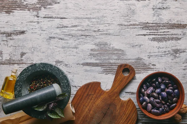 Mortier Pilon Avec Planche Découper Haricots Sur Table Rustique Bois — Photo gratuite