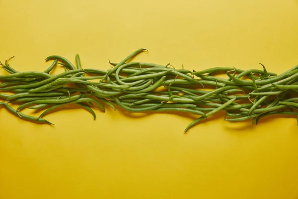 Haricots Verts Rangée Sur Fond Jaune — Photo