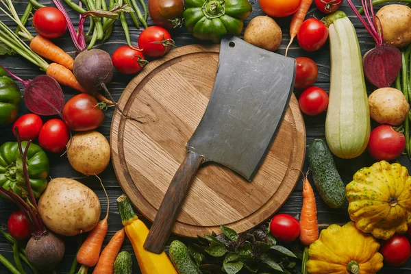 Metal Cleaver Cutting Board Colorful Vegetables Dark Wooden Table — Stock Photo, Image