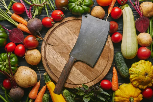 Metall Cleaver Skärbräda Med Färgglada Grönsaker Mörka Träbord — Stockfoto