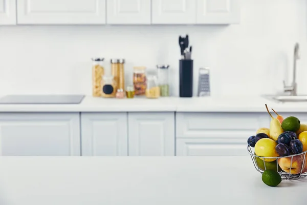 Vista Perto Mesa Branca Com Frutas Frescas Cozinha — Fotografia de Stock