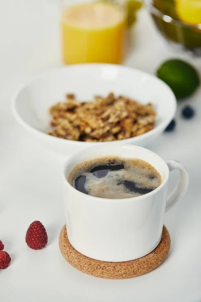 Vista Cerca Taza Café Aromático Desayuno Saludable Superficie Blanca — Foto de stock gratis