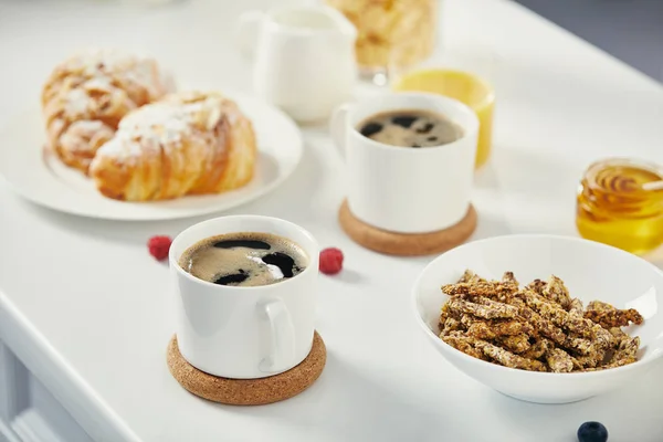 Nahaufnahme Von Tassen Kaffee Croissants Und Himbeeren Zum Frühstück Auf — Stockfoto