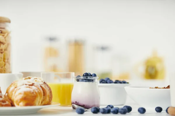 Nahsicht Auf Gesunden Joghurt Mit Frischen Blaubeeren Und Croissant Zum — Stockfoto