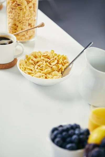 Primer Plano Vista Tazón Hojuelas Maíz Taza Café Para Desayuno — Foto de stock gratis