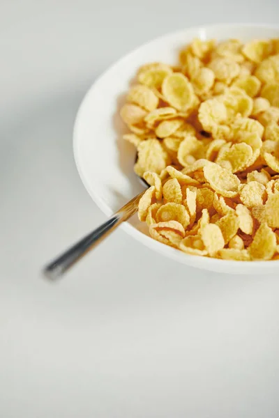 Zblízka Pohled Lžíci Corn Flakes Mlékem Misce Snídani Bílý Povrch — Stock fotografie zdarma