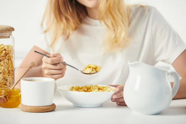 Gedeeltelijke Weergave Van Vrouw Aan Tafel Met Cornflakes Honing Kopje — Stockfoto