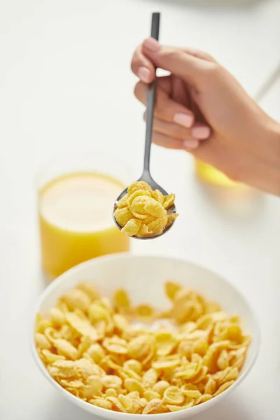 Částečný Pohled Ženy Stolu Corn Flakes Sklenici Šťávy Snídani — Stock fotografie