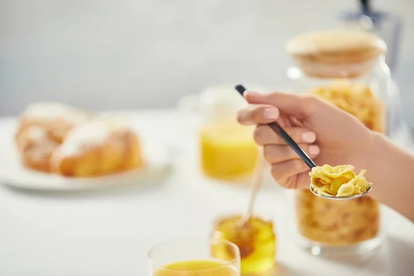 Vista Parcial Mujer Con Cuchara Llena Hojuelas Maíz Para Desayuno — Foto de Stock