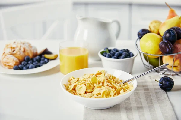 Nahaufnahme Des Leckeren Frühstücks Mit Cornflakes Und Einem Glas Saft — Stockfoto