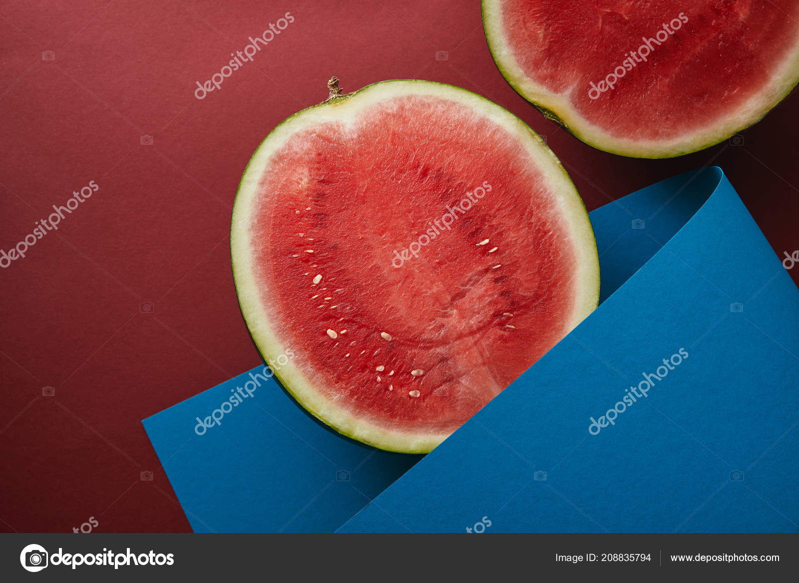 真っ赤な表面にカット スイカと青い紙のトップ ビュー 無料のストック写真 C Antonmatyukha