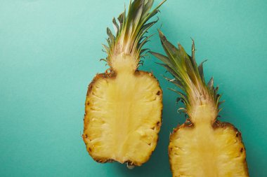 Turkuaz yüzey üzerinde kesme ananas üstten görünüm