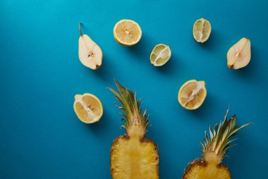 Olgun ananas, armut ve limon yükseltilmiş görünümünü mavi yüzeyi 