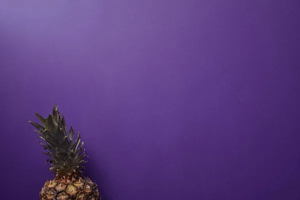 Erhöhter Blick Auf Reife Ananas Auf Violette Oberfläche — Stockfoto