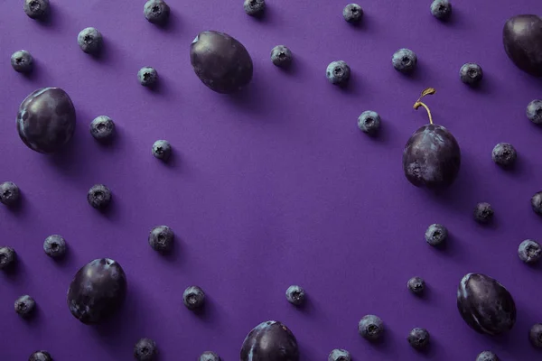 Vue Dessus Des Bleuets Des Prunes Sur Surface Violette — Photo