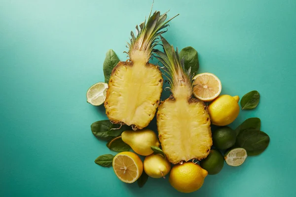 绿松石表面切菠萝 梨和柠檬的最高视图 — 图库照片
