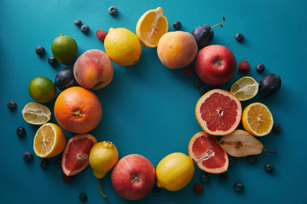 верхний вид круга фруктов на голубой поверхности
