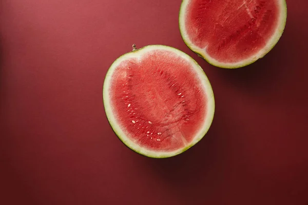 红色表面切西瓜的顶部视图 — 图库照片
