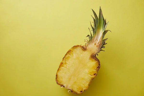 Ansicht Der Hälfte Der Ananas Auf Gelber Oberfläche — Stockfoto