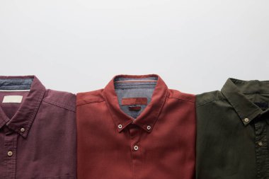 Üç renkli gömlek beyaz izole üstten görünüm