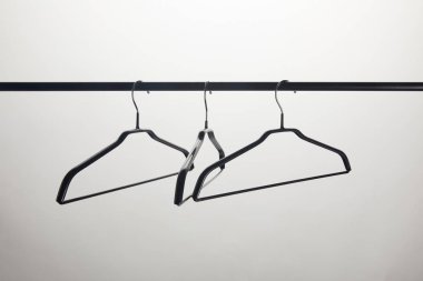 beyaz izole stand üç boş askı