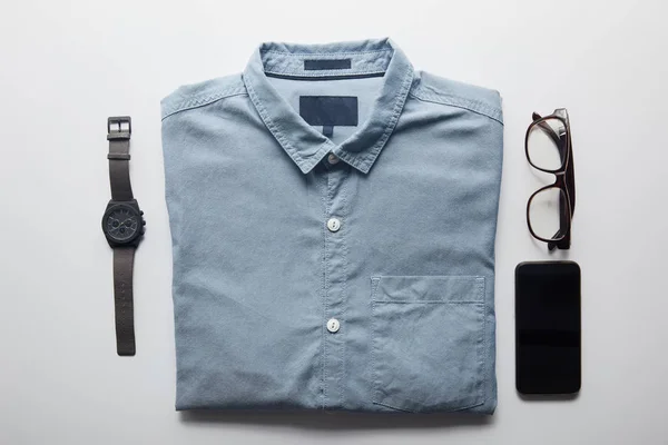 Flaches Hemd Smartphone Und Brille Isoliert Auf Weißem Grund — Stockfoto