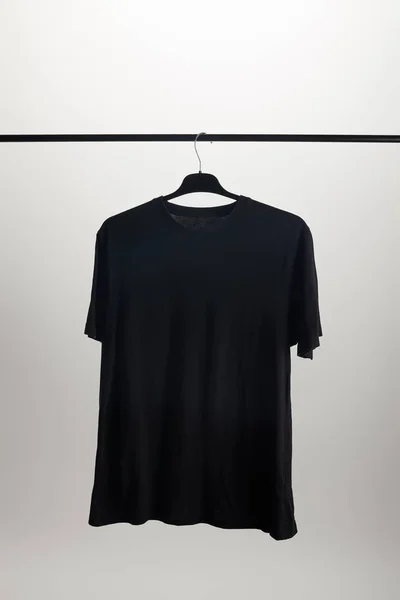 Одна Черная Рубашка Вешалке Изолирована Белом — стоковое фото