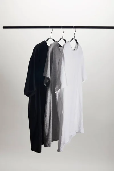 Camisas Negras Grises Blancas Perchas Aisladas Blanco — Foto de Stock