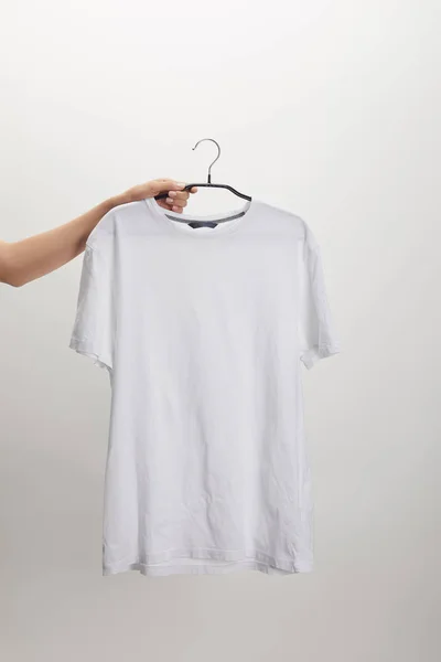 Imagem Cortada Mulher Segurando Cabide Com Camisa Branca Isolada Branco — Fotografia de Stock Grátis