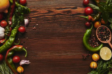 ahşap yüzey üzerinde taze sağlıklı sebze ve baharat üstten görünüm