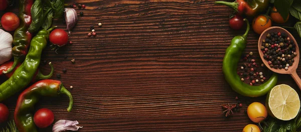 Widok Góry Łyżeczką Pieprzu Dojrzałe Zdrowe Warzywa Podłoże Drewniane — Zdjęcie stockowe