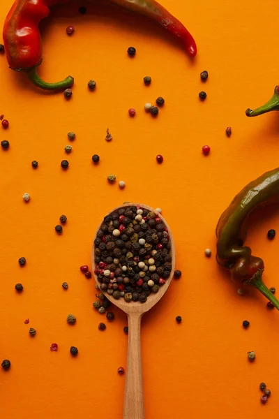 鲜辣椒和胡椒粉在橙木勺上的顶部视图 — 免费的图库照片