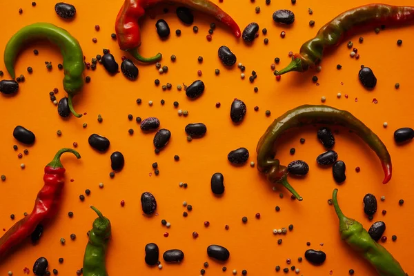 橙色背景辣椒 扁豆豆和胡椒的顶级视图 — 图库照片