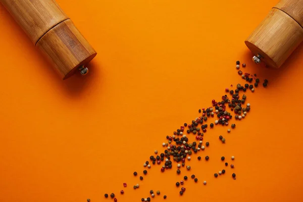 Ansicht Von Gewürzbehältern Und Pfefferkörnern Auf Orangefarbenem Hintergrund — Stockfoto