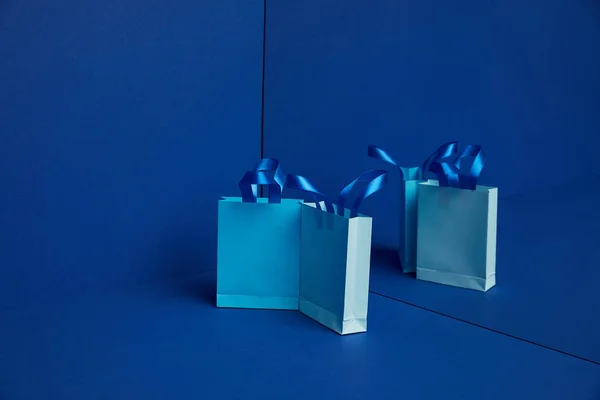 Zár Megjelöl Kilátás Rendezett Könyv Bevásárló Táskák Tükörképe Kék Háttér — Stock Fotó