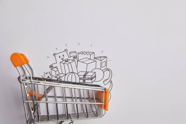alışveriş sepeti küçük ürünler ile en iyi görünümü gri arka plan üzerinde kağıt yapılmış