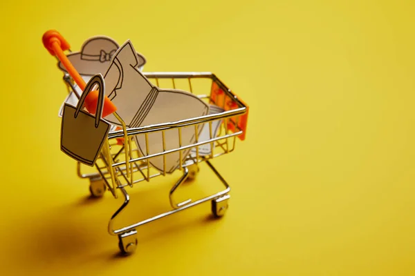 Close View Little Shopping Trolley Paper Clothes Yellow Backdrop — Stock Photo, Image