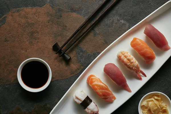 Felülnézet Válogatott Nigiri Sushi Szett Pálcika Fehér Lemez Felületén Sötét — Stock Fotó