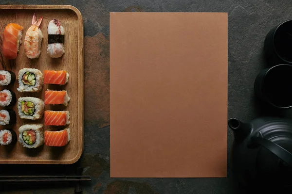 Flat Lay Com Sushi Definido Placa Madeira Bule Preto Copos — Fotografia de Stock