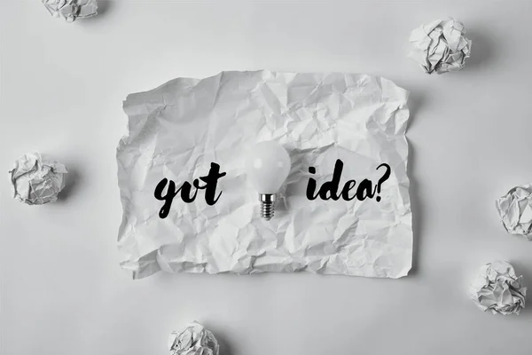 Bovenaanzicht Van Energiebesparende Lamp Verfrommeld Papier Met Inspiratie Got Idee — Gratis stockfoto