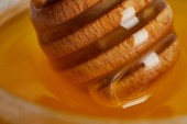 zblízka pohled dřevěných medu hlouběji s sladký med