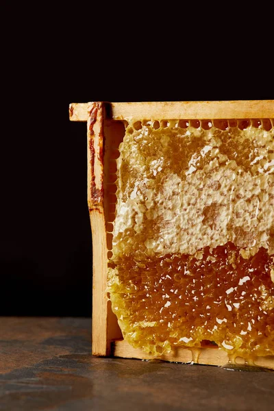 Nahaufnahme Von Bienenwachs Auf Grungy Tischplatte Auf Schwarzem Hintergrund — Stockfoto