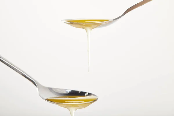 Nahaufnahme Von Löffeln Mit Honig Auf Weißem Hintergrund — Stockfoto