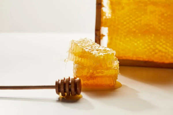 Закрыть Вид Деревянный Мед Глубже Стопку Пчелиного Воска Белой Столешнице — стоковое фото