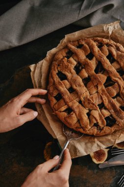 kadının kek sunucu alarak bir parça kek ile kısmi görünümü