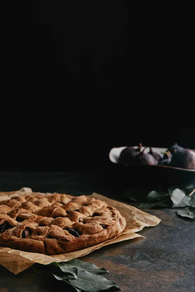 Close View Homemade Pie Baking Paper Fresh Figs Dark Tabletop — Free Stock Photo