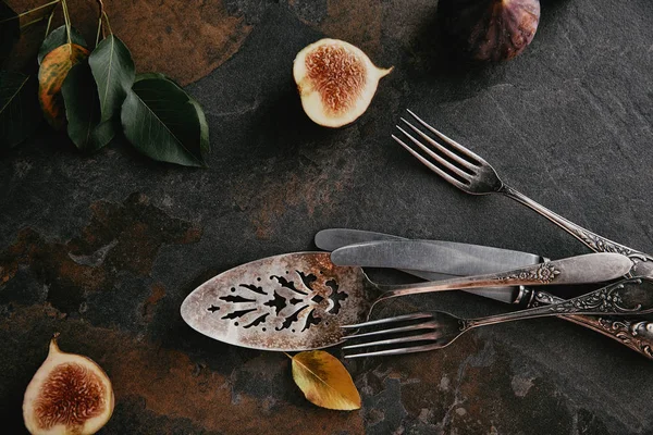 Top View Antique Cutlery Green Leaves Figs Grungy Surface — Stock Photo, Image