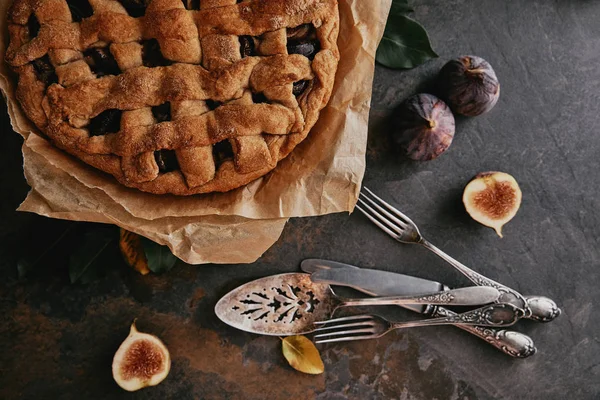 アンティークのカトラリー 暗い卓上に新鮮なイチジクのパンに自家製のパイと横たわっていたフラット — ストック写真