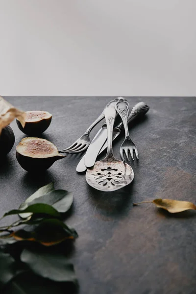 Close View Antique Cutlery Green Leaves Figs Grungy Surface — Stok Foto