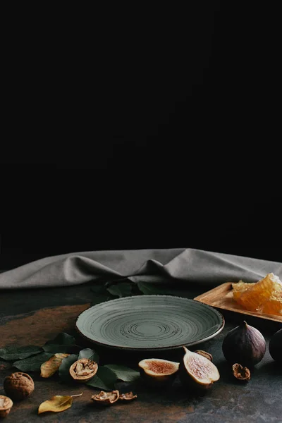 Κλείνω Πάνω Θέα Του Άδειο Πιάτο Φουντούκια Μέλι Και Σύκα — Φωτογραφία Αρχείου